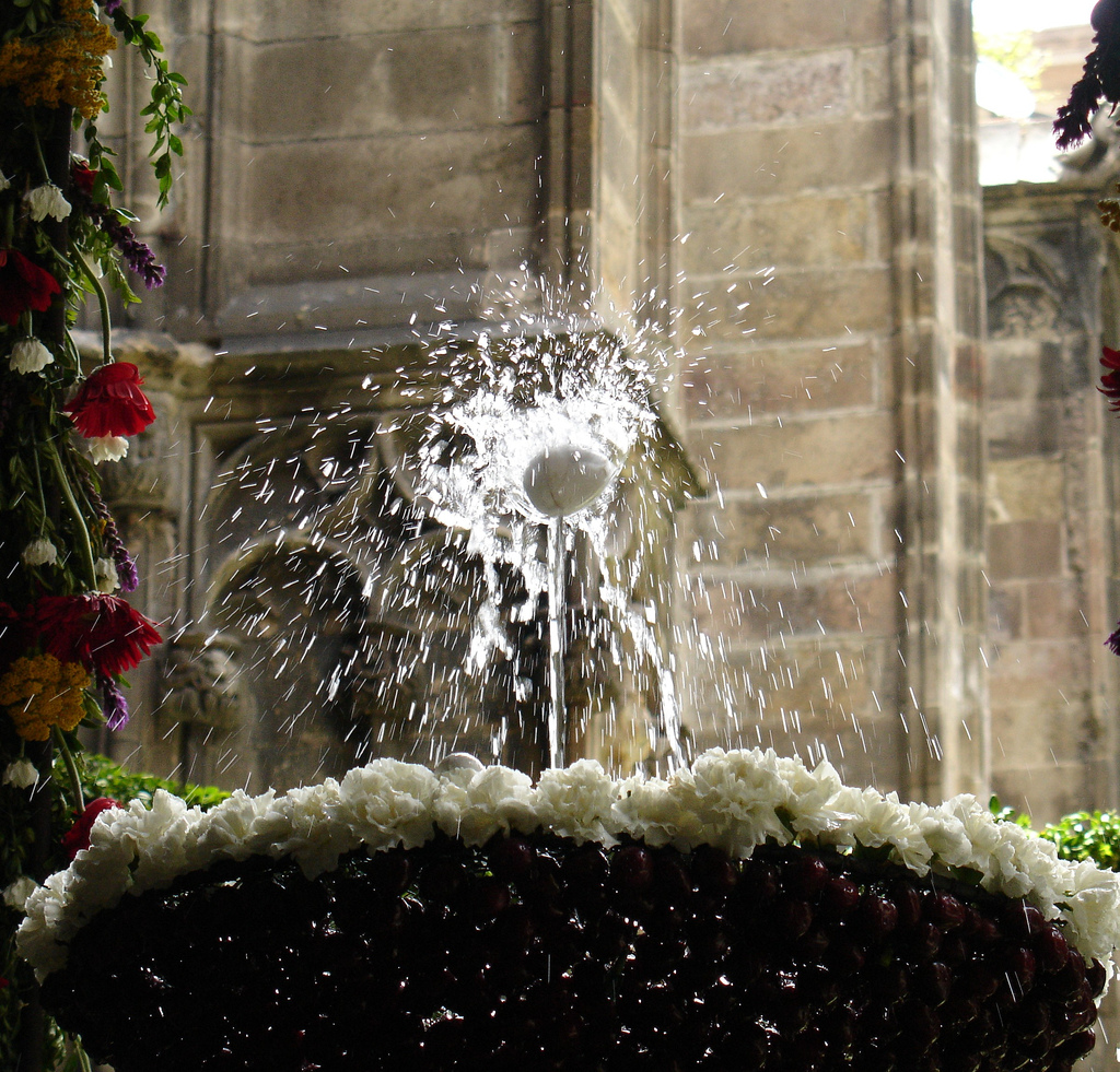 “Dancing Egg” atop a flowered fountain at Barcelona Cathedral (Photo: Jordiferrer, CC BY-SA 3.0)